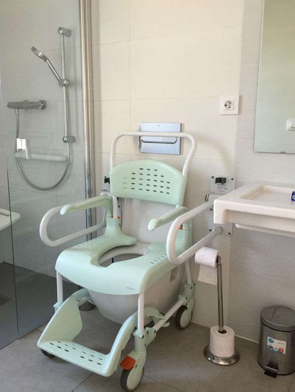 Wheelchair-adapted bathroom at Villa Olivo