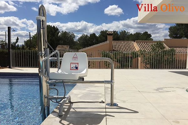 Hydraulic pool hoist at Villa Olivo